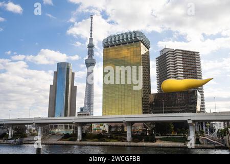 Tokio, Japan. Januar 2024. Panoramablick auf das Hauptgebäude der Asahi Group und den Tokyo Skytree Tower im Stadtzentrum Stockfoto
