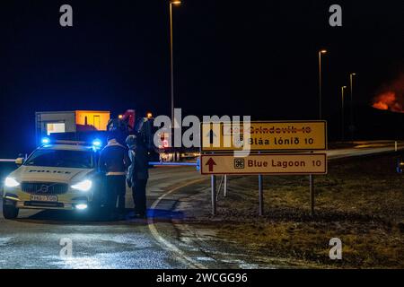 Grindavik, Island. Januar 2024. Touristen und Einheimische fragen an den Checkpoints nach Informationen. Seit der Vulkanausbruch am Morgen des 14. Januar begann, ist die Intensität der Eruption rückläufig, obwohl einige Häuser von Lava getroffen wurden. Notfallteams und Polizei halten die Situation unter Kontrolle, um sicherzustellen, dass es keine größeren Zwischenfälle gibt. Quelle: SOPA Images Limited/Alamy Live News Stockfoto