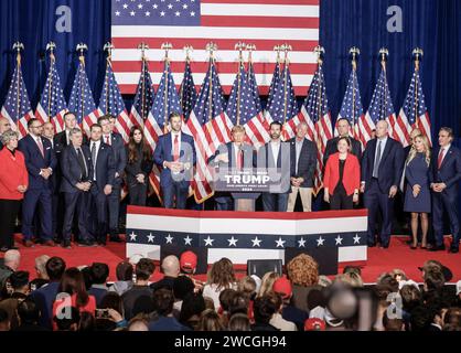 Des Moines, Usa. Januar 2024. Der ehemalige US-Präsident Donald J. Trump feiert seinen Sieg im Iowa Caucus 2024 im Iowa Events Center in des Moines, Iowa am Montag, den 15. Januar 2024. Als Nächstes im Rennen um das Weiße Haus wird die Vorwahl in New Hampshire stattfinden. Foto: Tannen Maury/UPI Credit: UPI/Alamy Live News Stockfoto