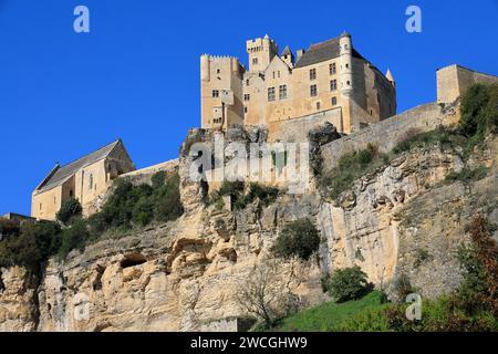 Die Festung und die Kirche Beynac auf der Spitze der Klippe dominieren das Dorf und das Tal der Dordogne. Verlauf, Trav Stockfoto