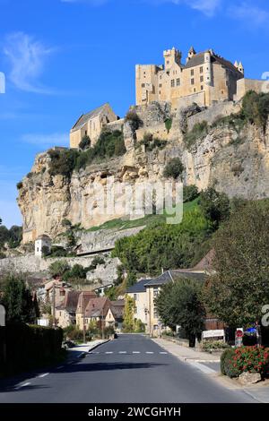 Die Festung und die Kirche Beynac auf der Spitze der Klippe dominieren das Dorf und das Tal der Dordogne. Verlauf, Trav Stockfoto