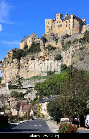 Die Festung und die Kirche Beynac auf der Spitze der Klippe dominieren das Dorf und das Tal der Dordogne. Verlauf, Trav Stockfoto