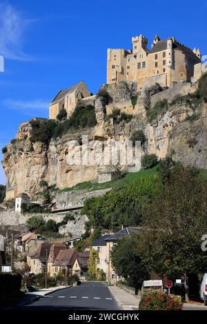 Die Festung und die Kirche Beynac auf der Spitze der Klippe dominieren das Dorf und das Tal der Dordogne. Verlauf, Trav Stockfoto