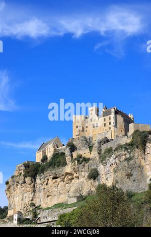 Die Festung und die Kirche Beynac auf der Spitze der Klippe dominieren das Dorf und das Tal der Dordogne. Verlauf, Trav Stockfoto