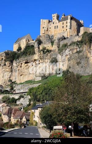 Die Festung und die Kirche Beynac auf der Spitze der Klippe dominieren das Dorf und das Tal der Dordogne. Verlauf, Trav Stockfoto