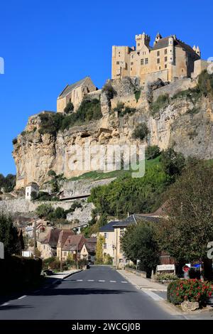 Die Festung und die Kirche Beynac auf der Spitze der Klippe dominieren das Dorf und das Tal der Dordogne. Verlauf, Trav Stockfoto