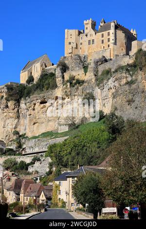 Die Festung und die Kirche Beynac auf der Spitze der Klippe dominieren das Dorf und das Tal der Dordogne. Verlauf, Trav Stockfoto