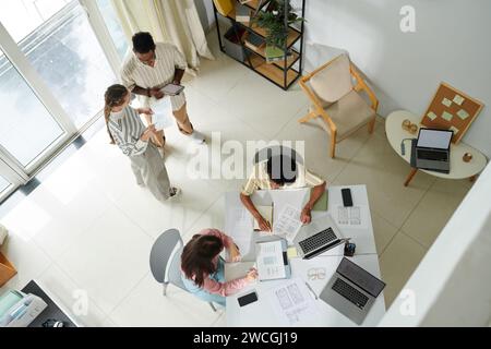 Büro verschiedene Startup-Teams, die an neuen mobilen Anwendungen arbeiten, Draufsicht Stockfoto