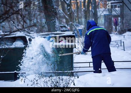 St. Petersburg, Russland. Januar 2024. Versorgungsarbeiter sah Schnee auf den Straßen von St. Petersburg. Quelle: SOPA Images Limited/Alamy Live News Stockfoto