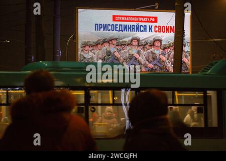 St. Petersburg, Russland. Januar 2024. Eine Werbetafel, auf der die Unterzeichnung eines Dienstvertrags mit dem russischen Verteidigungsministerium zur Teilnahme an einer speziellen Militäroperation auf dem Territorium der Ukraine mit der Aufschrift „Join Your People“ auf den Straßen von St. Petersburg gefordert wird. Quelle: SOPA Images Limited/Alamy Live News Stockfoto