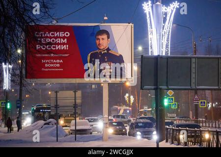 St. Petersburg, Russland. Januar 2024. Reklametafel zur Unterstützung der Teilnehmer an einer speziellen Militäroperation auf dem Territorium der Ukraine mit der Aufschrift „Danke an die Helden Russlands!“ Auf den Straßen von St. Petersburg. (Foto von Artem Priakhin/SOPA Images/SIPA USA) Credit: SIPA USA/Alamy Live News Stockfoto