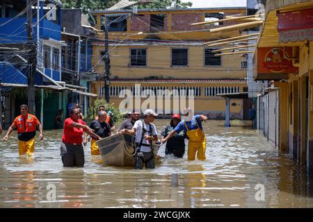 Rio De Janeiro, Brasilien. Januar 2024. Rettungseinsätze in Lote XV, Belford Roxo, Rio de Janeiro, Brasilien, 15. Januar, 2024. die Zahl der Todesopfer durch den Sturm, der den südöstlichen brasilianischen Staat Rio de Janeiro am Sonntag traf, ist auf 12 gestiegen, wobei zwei weitere Personen als vermisst gemeldet wurden, teilte Gouverneur Claudio Castro am Montag mit. Quelle: Claudia Martini/Xinhua/Alamy Live News Stockfoto