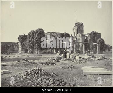 Ruinen der britischen Residenz in Lucknow, Uttar Pradesh, Indien, Samuel Bourne, 1864 Fotografie Lucknow Papier Albumendruck Ruine eines Gebäudes  Architektur. Ruine einer Wohnung, eines Hauses, einer Burg usw. Lucknow Stockfoto