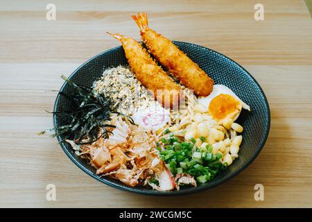 Getrockneter Yaki Ramen mit Ei, einem Haufen Nori, Körnern, Lauch, Skipjack Thunfisch, EBI Furai, und ein Narutomaki. Authentische und traditionelle japanische Nudeln. Stockfoto