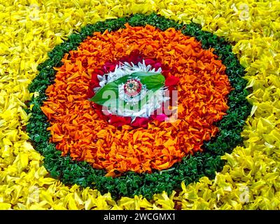 Betelnuss- und Blattdekoration, Saptapadi Blumendekoration, Hindu-Ehe, Saptapadi, auch bekannt als Sagnik Saptapadi, ist eines der wichtigsten H Stockfoto