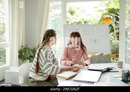 Projektmanager und ui-Designer besprechen Details der neuen mobilen App-Oberfläche Stockfoto