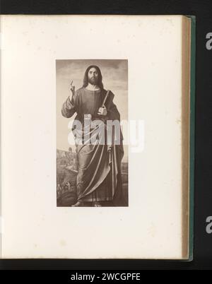 Fotoproduktion des Gemäldes der segnende Christus von Cima da Congliano, Anonym, nach Giovanni Battista Cima da Congliano, um 1870 - in oder vor 1875 Fotografie Berliner Papieralbumendruck 'Pantocrator', (Büste) Christus, eine Sprech- oder Segensgeste und ein Buch halten Stockfoto