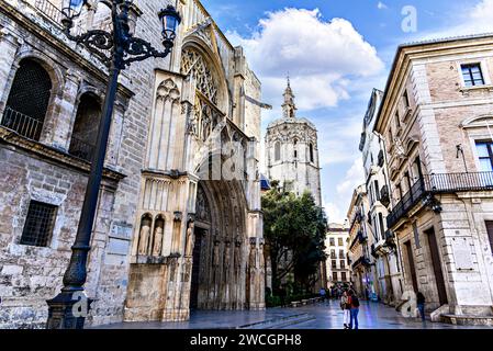 Valencia, Spanien; 21. November 2023: Miguelete-Turm der Kathedrale und Basilika Kirche der Himmelfahrt unserer Lieben Frau von Valencia (Kathedrale von Valencia) in Stockfoto