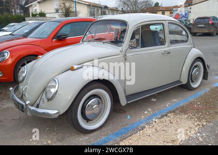 Bordeaux , Frankreich - 01 14 2024 : vw 1967 Volkswagen Beetle Grey Oldtimer parkt auf der Stadtstraße Stockfoto