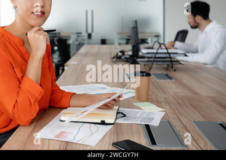 Zwei junge Geschäftsleute sitzen zusammen an einem Tisch. Stockfoto