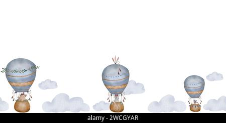 Rand Aquarellrahmen mit Boho Luftballons und blauen Wolken. Niedliche handgezeichnete Illustration im Cartoon-Stil und Pastellfarben für Kinder Design Stockfoto