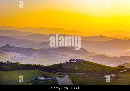 Landschaft in Italien in der Abenddämmerung, Region Marken, Provinz Ascoli Piceno, Sonnenuntergang vom Dorf Ripatransone Stockfoto