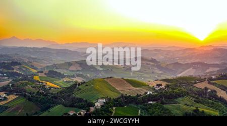 Landschaft in Italien in der Abenddämmerung, Region Marken, Provinz Ascoli Piceno, Sonnenuntergang vom Dorf Ripatransone Stockfoto