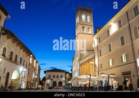 Assisi, Umbrien, Italien - Piazza del Comune in der Abenddämmerung mit Turm Torre del Popolo und Tempel der Minerva Stockfoto