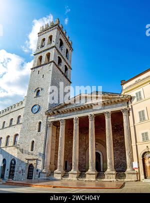 Assisi, Umbrien, Italien - Torre del Poppolo und Tempel der Minerva auf dem Platz Piazza del Comune Stockfoto