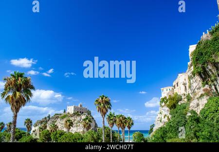 Tropea in der Provinz Vibo Valentina, Region Kalabrien, Italien - Kloster Santa Maria dell'Isola am Tyrrhenischen Meer Stockfoto