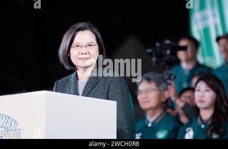 Der gegenwärtige Präsident Taiwans Tsai Ing-wen feiert den Sieg von Lai Ching-te als zukünftigen Präsidenten von Ta Stockfoto