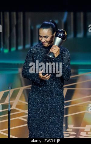 London, Großbritannien. Januar 2024. Der ehemalige brasilianische Fußballspieler Marta gewinnt den Sonderpreis bei den Best FIFA Football Awards 2023 in London, Großbritannien am 15. Januar 2024. Quelle: Stephen Chung/Xinhua/Alamy Live News Stockfoto