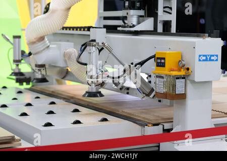 Automatisierte CNC-Maschine Fräsen MDF Küchenschränke Türen. Selektiver Fokus. Stockfoto