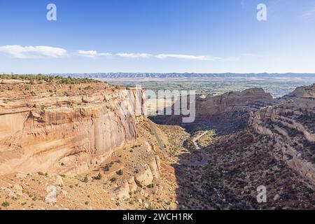 Blick in den Fruita Canyon, vom Historic Trails aus gesehen, Blick im Colorado National Monument mit Balanced Rock auf der rechten Seite Stockfoto