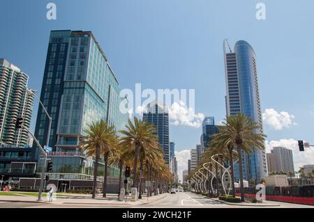 San Diego, Kalifornien, USA – 16. August 2023. Blick auf die Broadway Street vom Harbor Drive Stockfoto