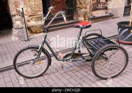 Vintage-Dreirad für Erwachsene: Ein klassisches Dreirad mit zeitlosem Charme, das Nostalgie weckt und die anhaltende Eleganz eines vergangenem e zum Ausdruck bringt Stockfoto