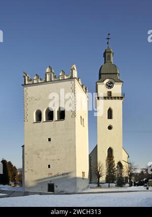 Die Kirche des Heiligen Antonius und Renaissance Glockenturm in Spisska Bela. Slowakei Stockfoto