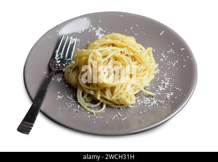 Käse und Pfeffer Spaghetti, italienische Pasta Cacio e Pepe auf weißem isolierten Hintergrund Stockfoto