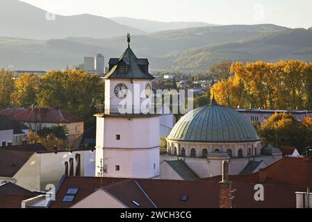 Stadtturm (Unteres Tor) und Synagoge in Trencin. Slowakei Stockfoto