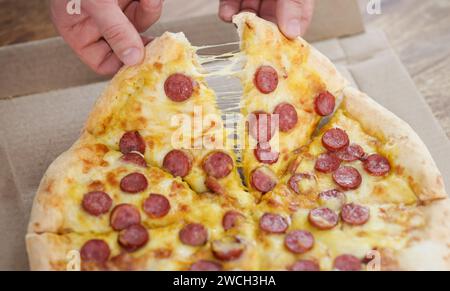 Der Mann nimmt die Stücke aus der Box Nahaufnahme Stockfoto