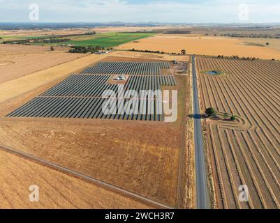 Luftaufnahme eines Solarparks zwischen trockenen Feldern in Moolort in Central Victoria, Australien. Stockfoto