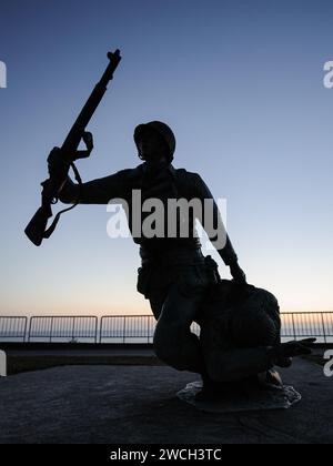 Vierville-sur-Mer, Frankreich - 12. August 2016: Kriegsdenkmal am Strand von Omaha in der Normandie bei Sonnenaufgang Stockfoto