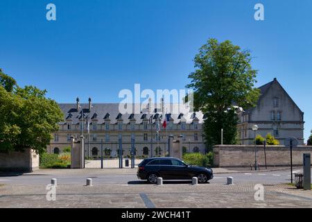 Châlons-en-Champagne, Frankreich - 25. Juni 2020: Das Maison de la région ist eine Regionalregierung in der Nähe der porte Sainte-Croix. Stockfoto