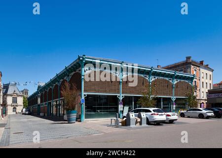 Châlons-en-Champagne, Frankreich - 25. Juni 2020: Der überdachte Markt befindet sich im Stadtzentrum. Stockfoto