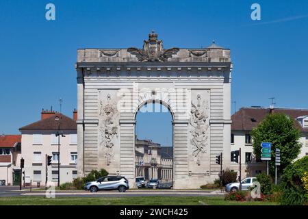Châlons-en-Champagne, Frankreich - 25. Juni 2020: Das Tor von Sainte-Croix ist ein Triumphbogen, der 1770 erbaut wurde. Stockfoto