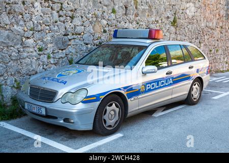 Dubrovnik, Kroatien - 19. April 2019: Polizeiauto (Policija) parkt in der Nähe einer Polizeistation. Stockfoto