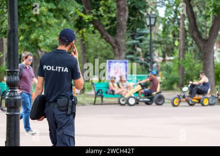Chisinau, Moldawien – 26. Juni 2018: Polizist spaziert in der Nähe des Brunnens von Stephan dem Großen Central Park. Stockfoto