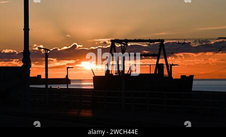 Brighton UK 16. Januar 2024 - Ein schöner Sonnenaufgang in Brighton an einem eiskalten Morgen mit Schneevorhersage für einige Teile Großbritanniens : Credit Simon Dack / Alamy Live News Stockfoto