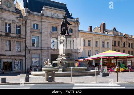 Charleville-Mézières, Frankreich - 23. Juni 2020: Der Brunnen Charles de Gonzague, der vom Bildhauer Collé geschaffen wurde, wurde 1899 eingeweiht. Stockfoto