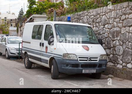 Dubrovnik, Kroatien - 19. April 2019: Polizeiwagen der Justizpolizei (Pravosudna policija) parkt in der Nähe einer Polizeistation. Stockfoto